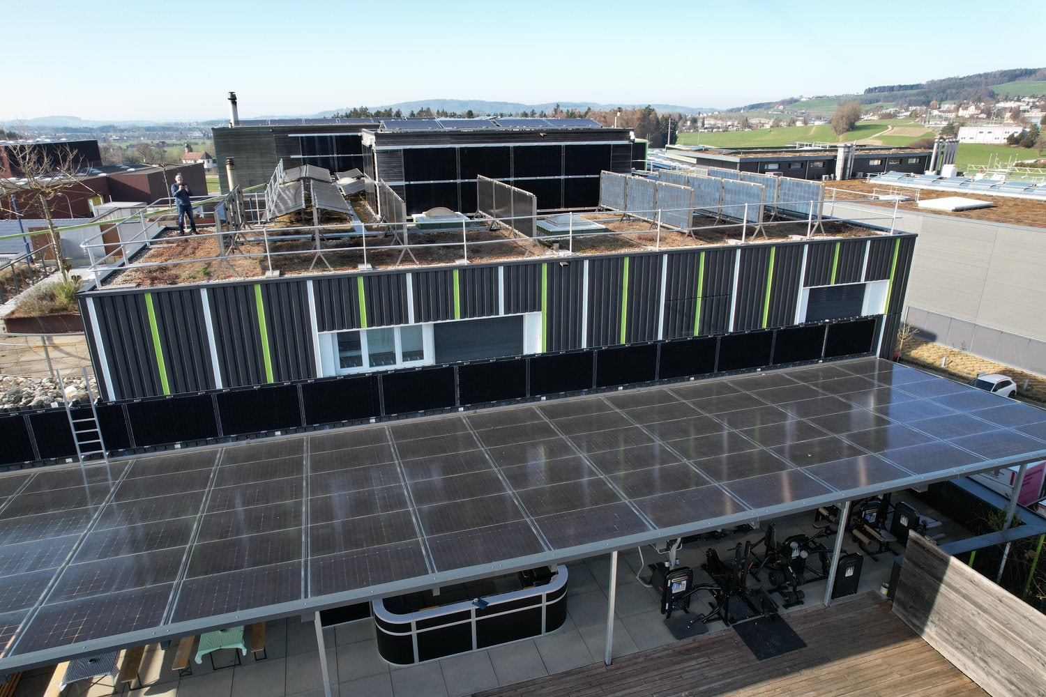Solarpanels an Fassade und Vordach vom Fitness Island